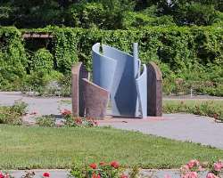 The garden also features some sculptures including one of Geneviève Roy: Émergence which is placed in the center of the rose garden.